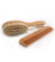 Cepillo de cerdas extra suaves y peine de madera para beb�.