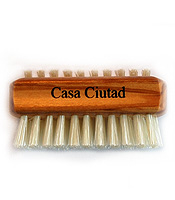 Cepillo de u�as de madera de olivo y cerdas 100% naturales